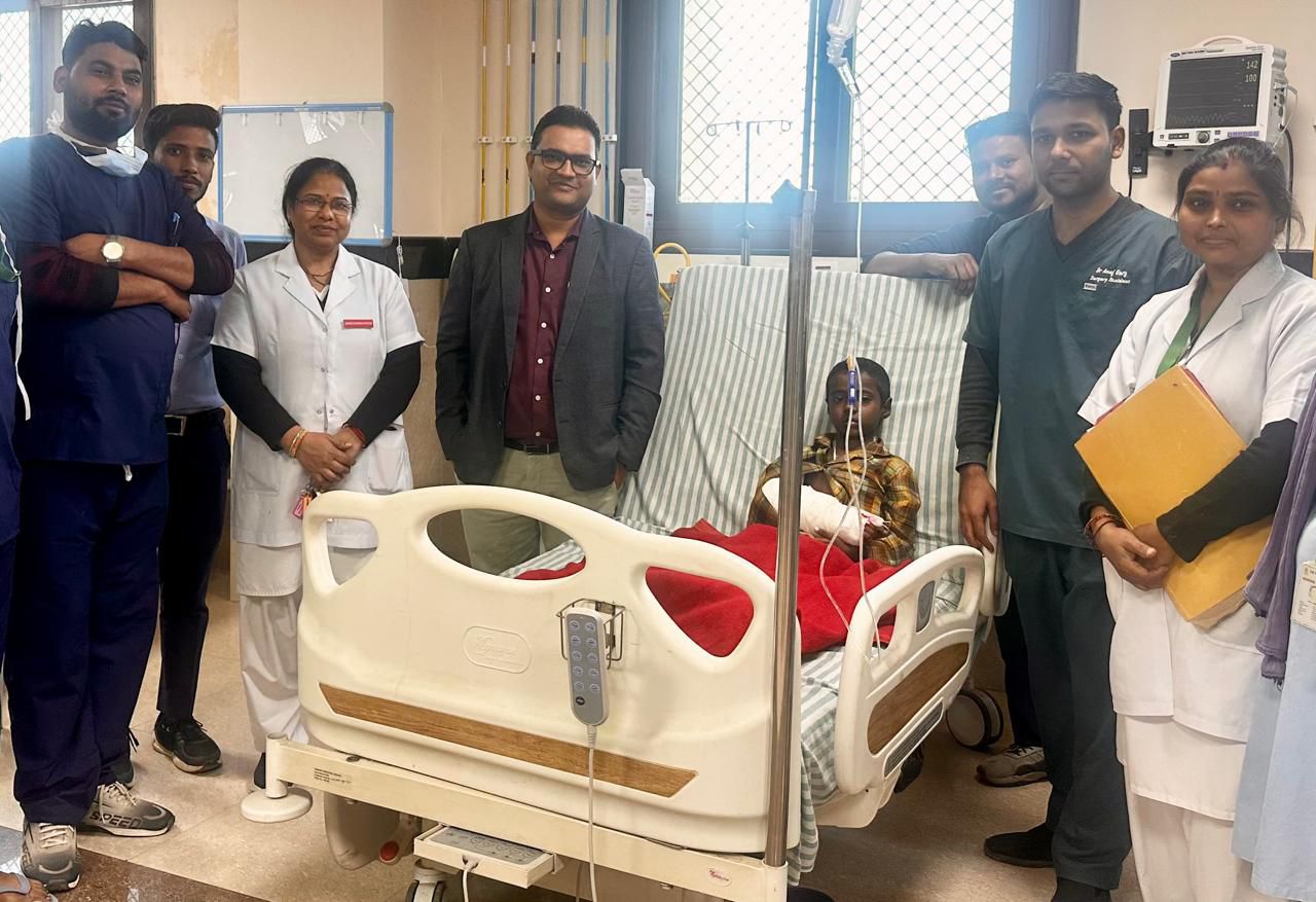 खेलते समय घायल हुआ 6 वर्षीय बच्चा, एस.एन.एम.सी. में समय पर जटिल सर्जरी से बचा हाथ