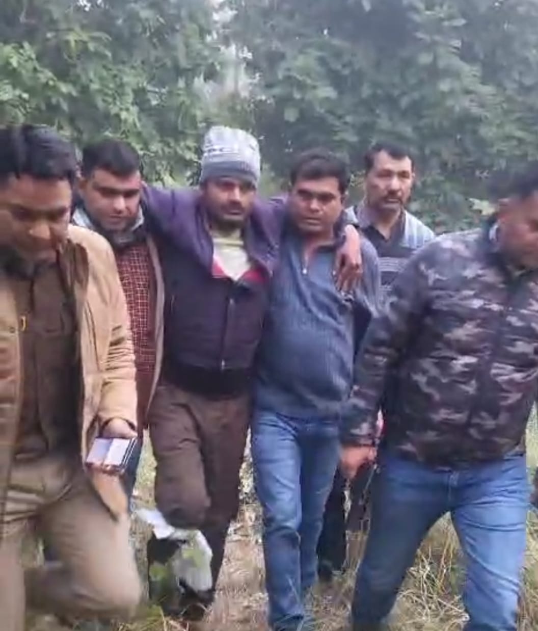 चांदी व्यवसाई से लूट करने वाले तीन शातिर बदमाशो को मुठभेड़ मेँ लगी गोली