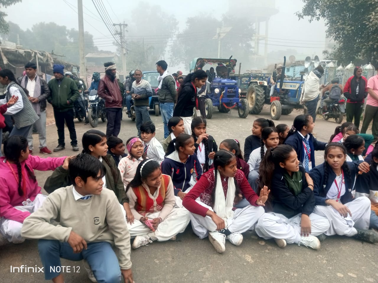 इंटर कालेज के छात्रों को मैनेजर ने दी घर से उठाने की धमकी तो छात्र बैठे धरने पर, सीओ एसओ के समझाने पर बच्चे धरना से हटे