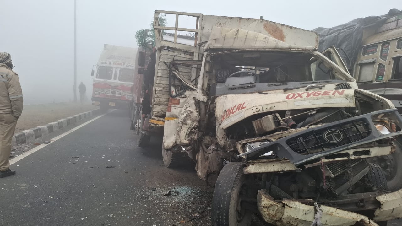 बॉर्डर पर गाड़ियां आपस में टकराई, लग गया जाम, बाल-बाल बचे लोग