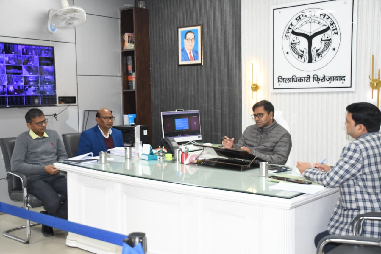जिलाधिकारी रमेश रंजन जनपद की ग्राम पंचायतो में डिजिटल पुस्तकालयों की स्थापना
