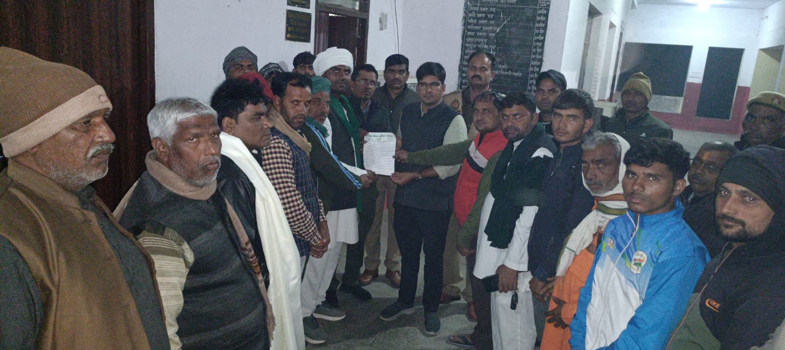एत्मादपुर तहसील में किसान यूनियन टिकैत ने किया हल्ला बोल प्रदर्शन