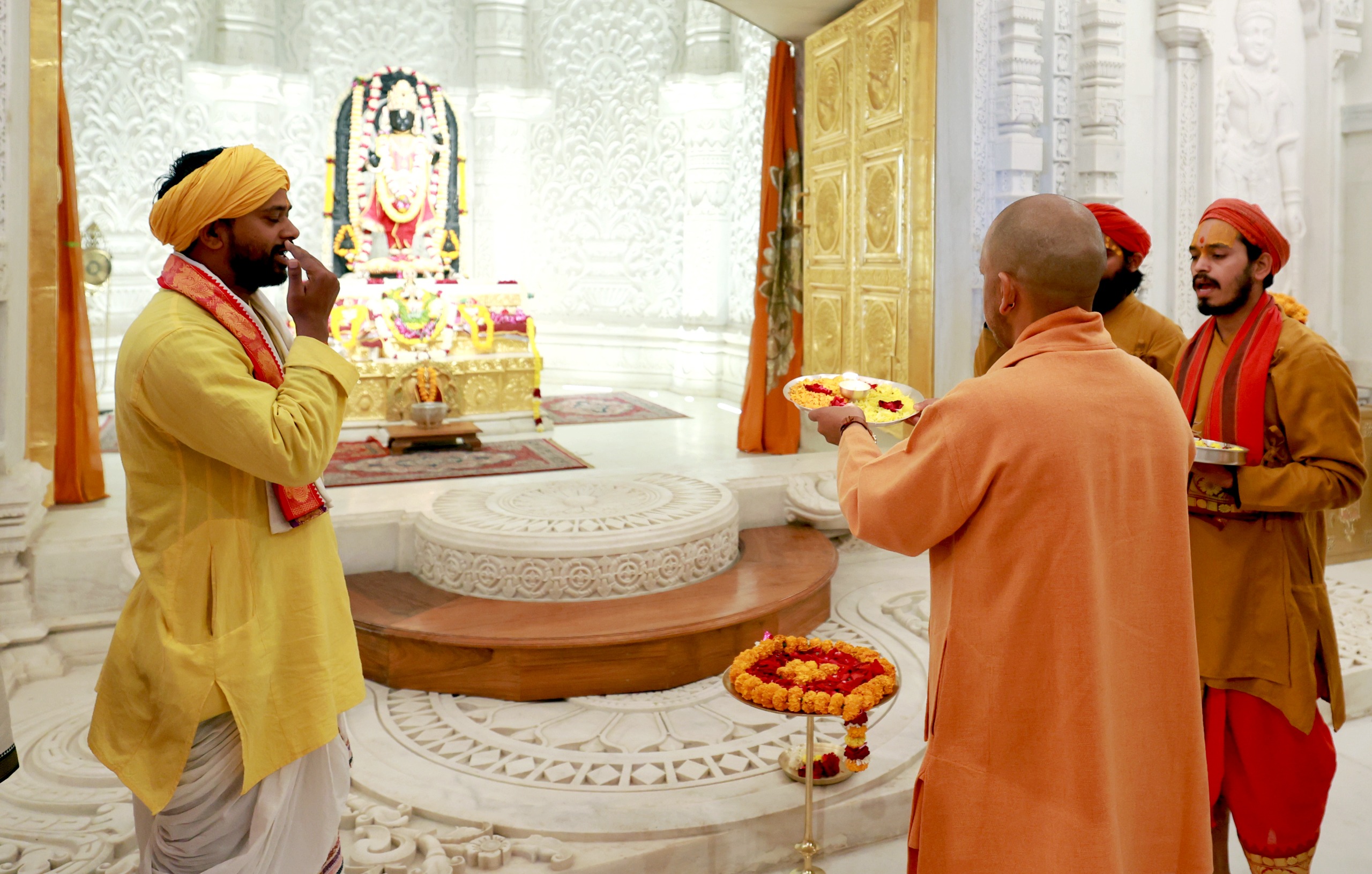 मुख्यमंत्री योगी आदित्यनाथ ने रामलला के श्रीचरणों में झुकाया शीश, हनुमानगढ़ी में भी लगाई हाजिरी