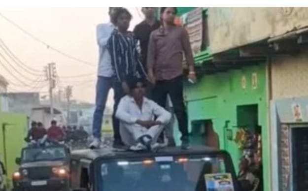 कुख्यात गाँव देवसेरस मेँ आयी बारात मेँ गाड़ियों की छतों पर सवार होकर किया असलाहों का प्रदर्शन