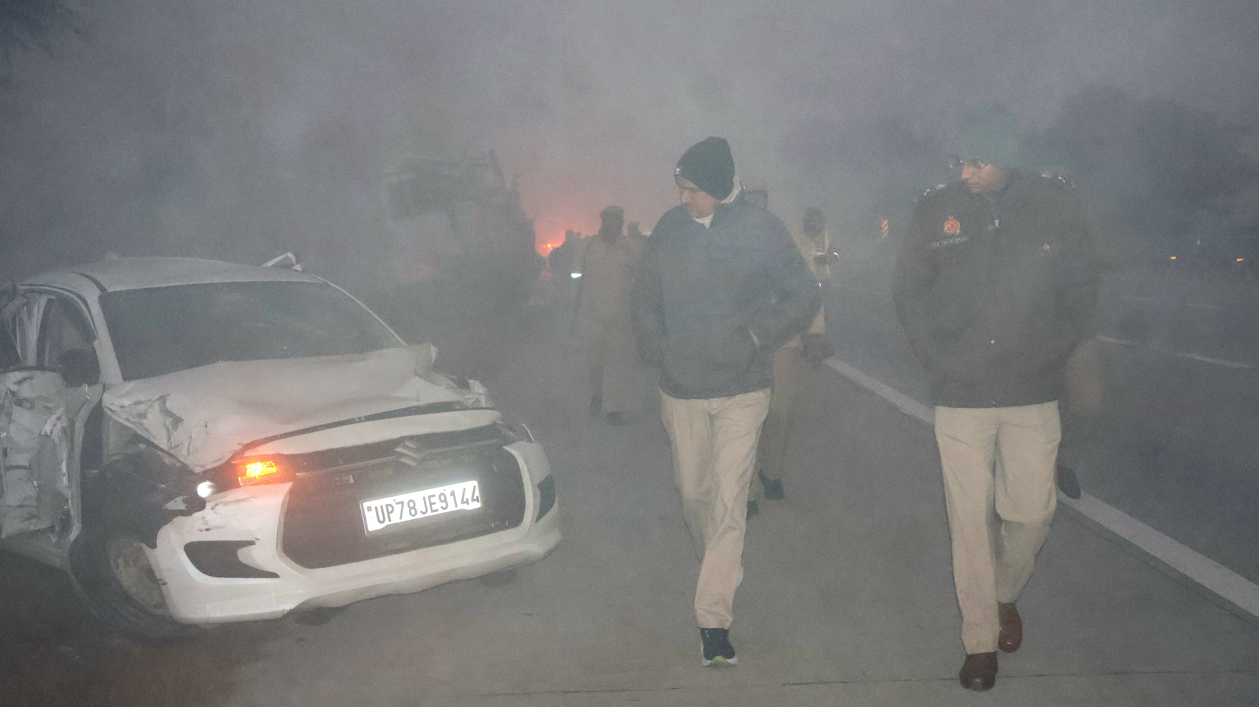 मथुरा में 7 बसें और 3 कारें टकराईं, 4 जिंदा जले:150 को अस्पताल भेजा, एक्सप्रेस-वे पर कोहरे के चलते हादसा