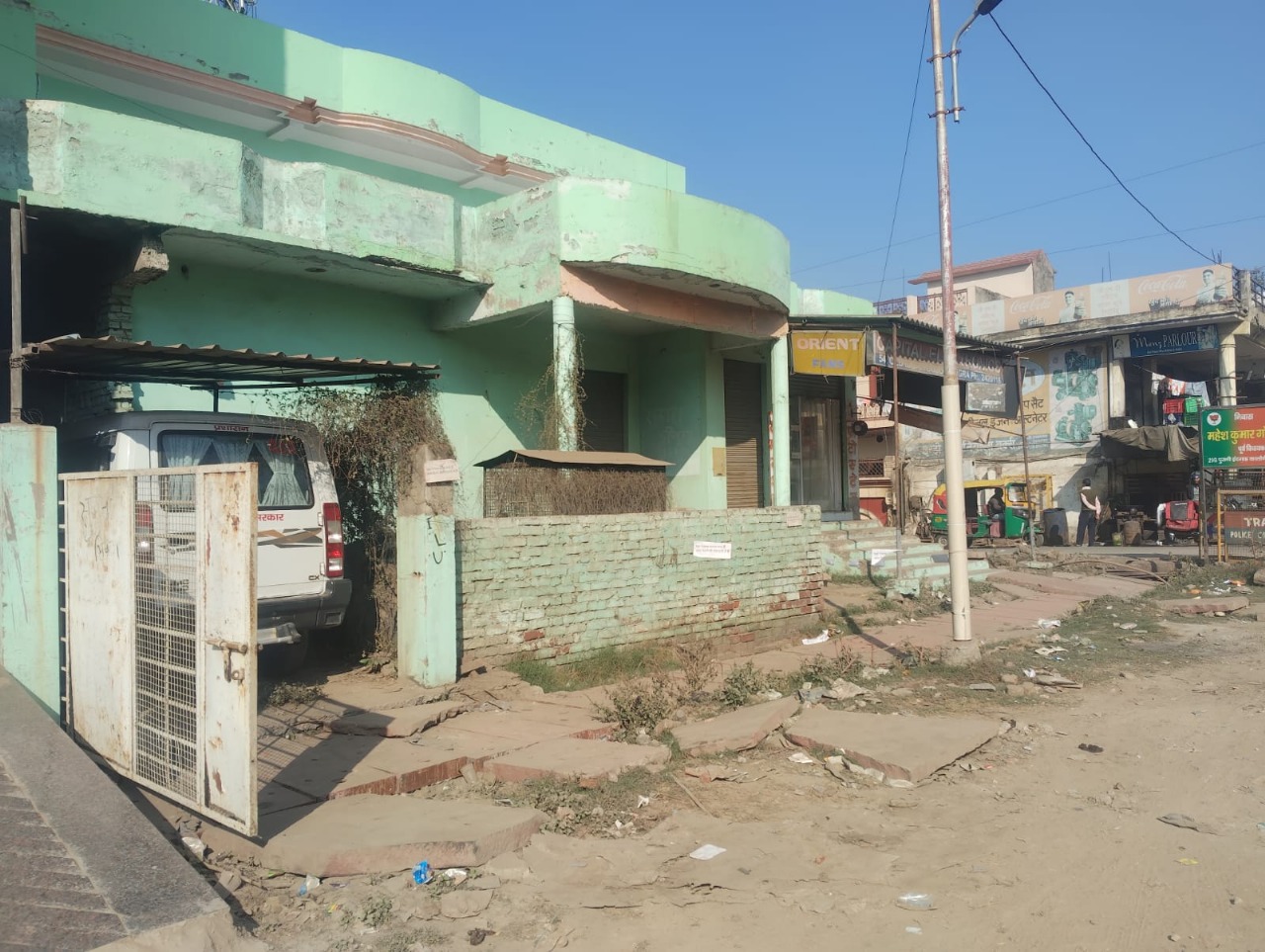 सूचना विभाग के वाहन से शीशा तोड़कर बैटरी,पंखे, चार्जर, टॉवल तक निकाल ले गए चोर