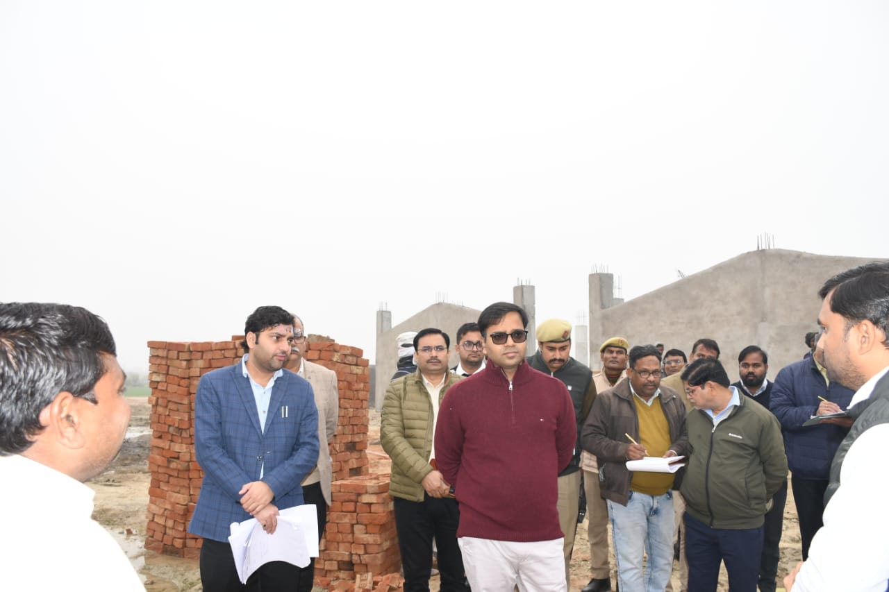 डीएम रमेश रंजन ने नगर पंचायत एका के मछरिया क्षेत्र में वन रही 500 गोवंश की क्षमता से युक्त गौशाला का निरीक्षण किया