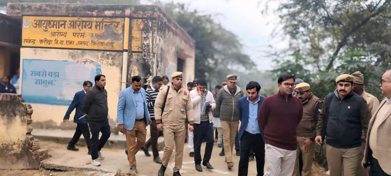 डीएम रमेश रंजन ने विकास खण्ड एका क्षेत्र में स्थित आयुष्मान आयोग्य मंदिर उपकेन्द्र फरीदा का मुख्य चिकित्सा अधिकारी के साथ निरीक्षण किया