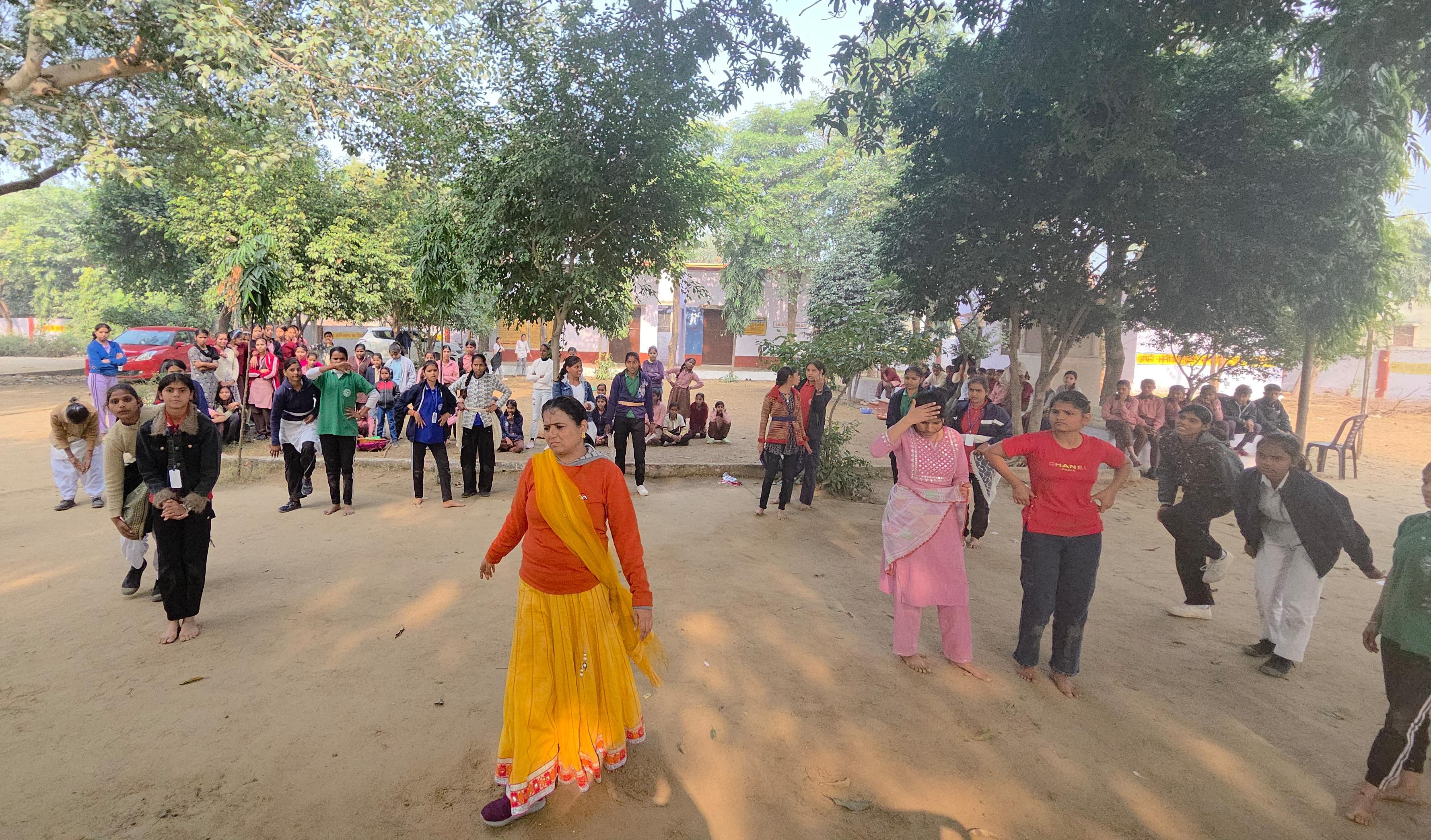 बलदेव में बालिकाओं ने दिखाई ब्रिज कला की अनूठी पहल