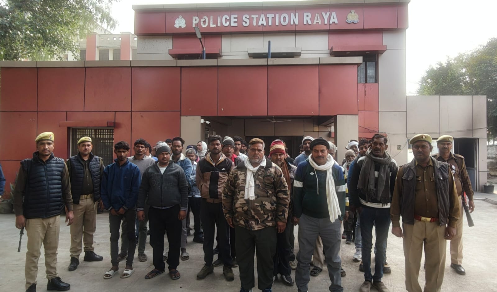 टैम्पो चालकों के खिलाफ पुलिस ने की कार्रवाई