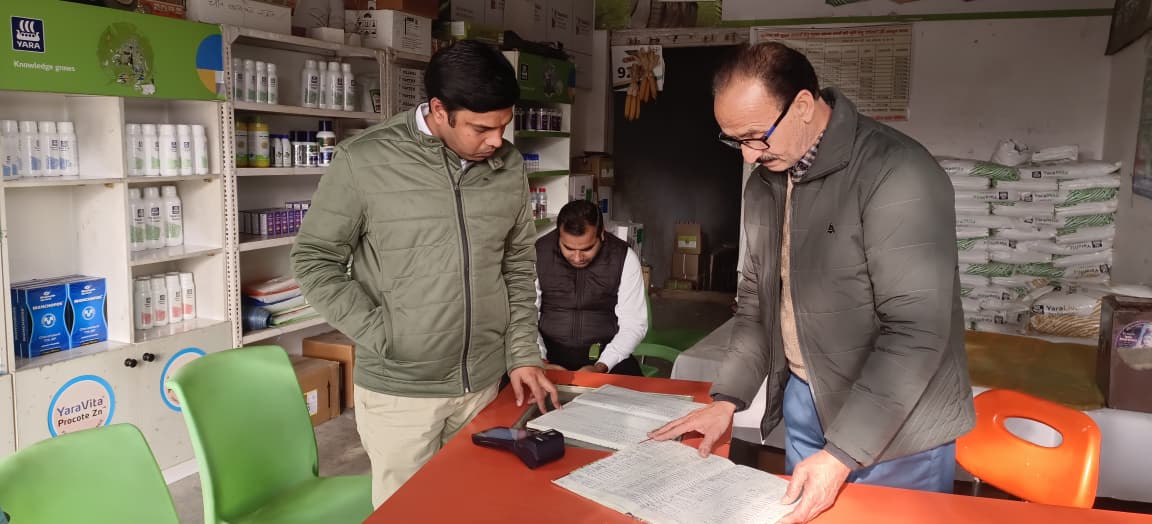 जिला कृषि अधिकारी सुनित कुमार चौहान द्वारा जसराना और सिरसागंज क्षेत्र में किया निरीक्षण
