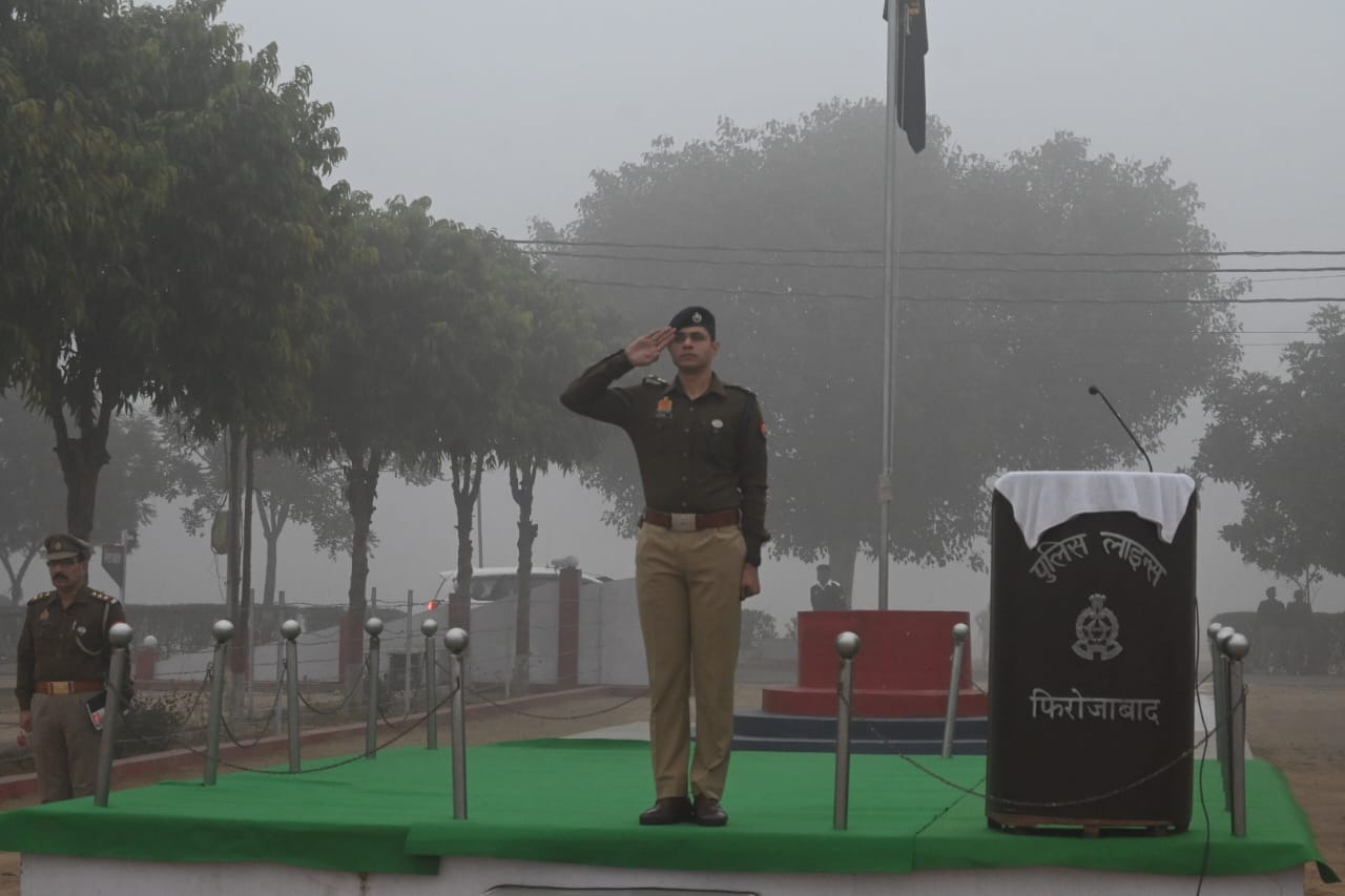 वरिष्ठ पुलिस अधीक्षक सौरभ दीक्षित द्वारा रिजर्व पुलिस लाइन में शुक्रवार परेड की ली गई सलामी