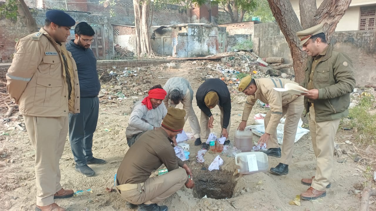 थाना लाइनपार पुलिस टीम द्वारा शराब के कुल 11 अभियोगों से सम्बन्धित शराब का नियमानुसार विनष्टिकरण कराया