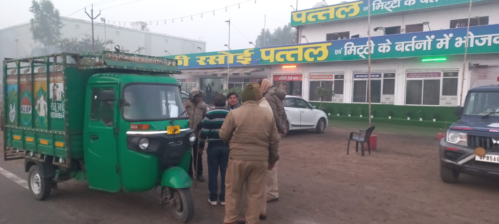 कार, ट्रक ट्रैक्टर सहित साइकिल तक फरह पुलिस ने सैकड़ों गाड़ियों पर चिपकाया रिफ्लेक्टर, हाइवे पर होगी सुरक्षा