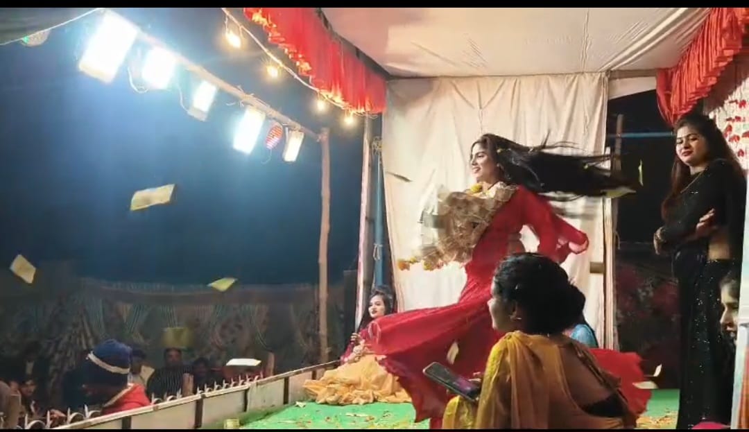 बलदेव मेला में संस्कृति नृत्यशाला के नाम पर खुलेआम अश्लील नृत्य कराया जा रहा