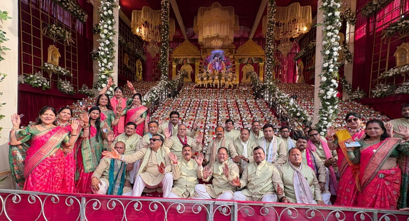 श्री गिरिराज सेवक मंडल द्वारा गिरिराज महाराज को अर्पित किया दिव्य छप्पन भोग