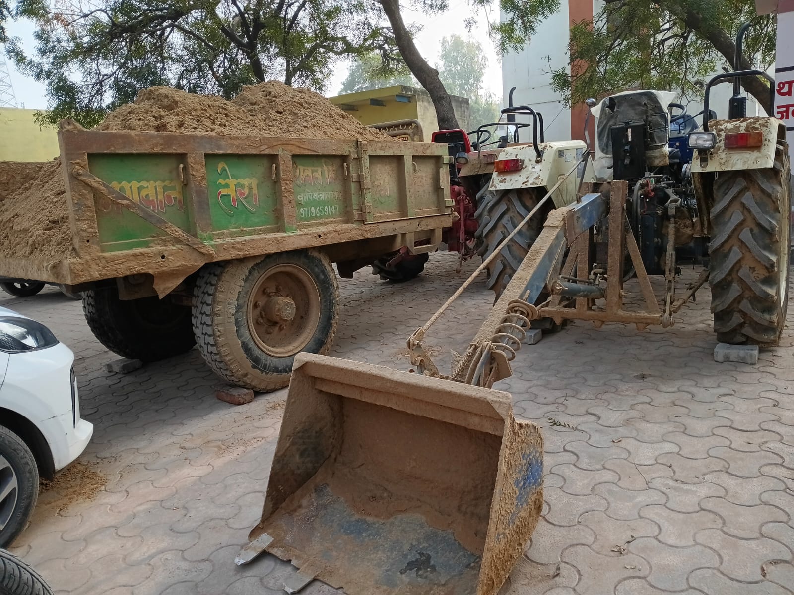 अवैध खनन में ट्रैक्टर-ट्राॅली एवं लोडर पकड़ा, सीज