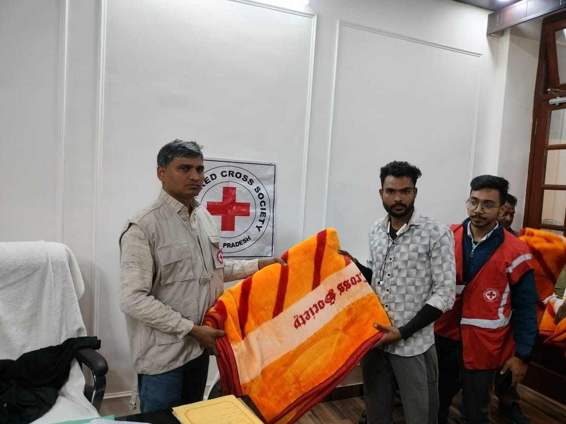 इण्डियन रेड क्रॉस सोसाइटी, उत्तर प्रदेश राज्य शाखा में शीतलहर से बचाव हेतु कम्बल वितरण