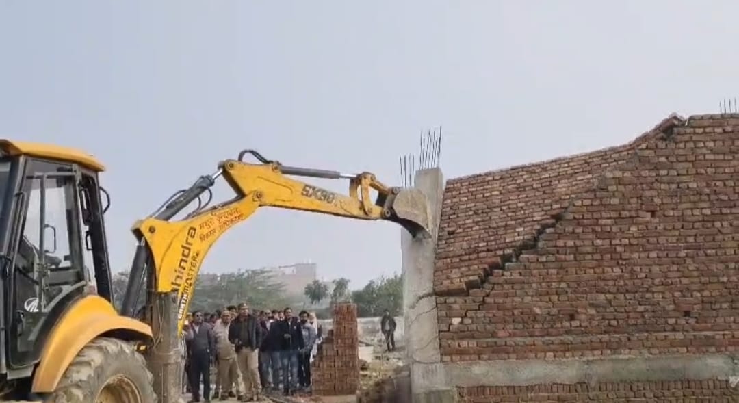 जमुनापार में अवैध कालोनी पर चला प्राधिकरण का बुलडोजर, कालोनी की ध्वस्त