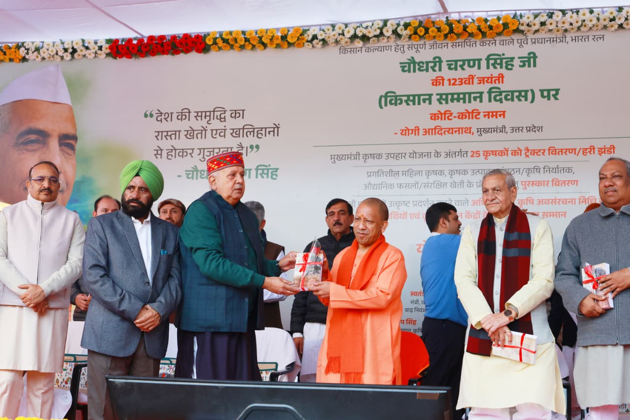 मुख्यमंत्री योगी आदित्यनाथ ने चौधरी चरण सिंह की 123वीं जयंती पर उनकी प्रतिमा पर किया पुष्पार्चन, ‘किसान सम्मान दिवस’ में भी हुए शामिल