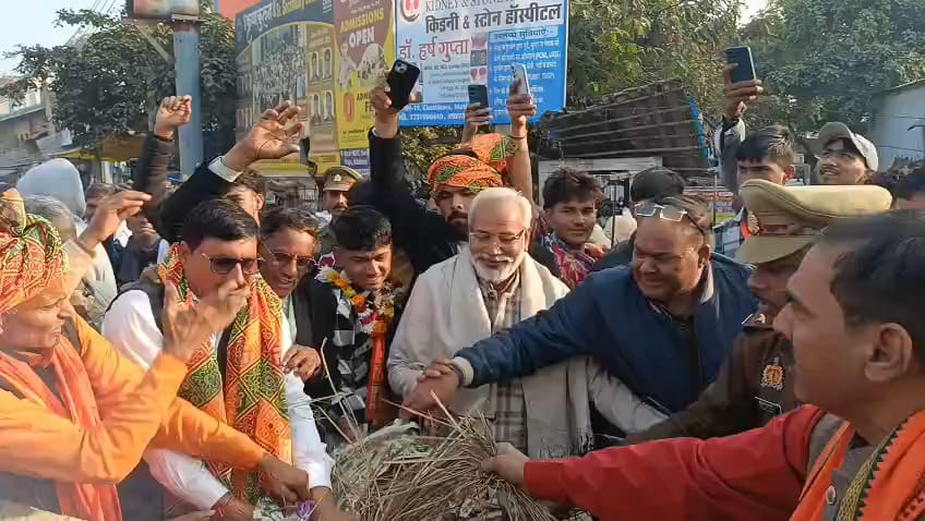 बांग्लादेश में हिदुओ पर हो रहे अत्याचार के विरोध में राष्ट्रीय हनुमान दल ने बांग्लादेश सरकार का पुतला फूंका, पुलिस ने पुतला छीनने का किया प्रयास