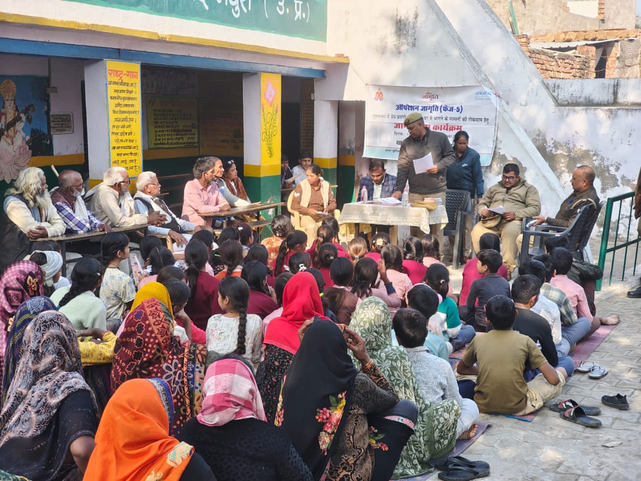 महिला सुरक्षा हेल्प लाइन कीदी जानकारी, युवावस्था में प्रेम प्रसंग में घर से पलायन के नुकसान समझाए