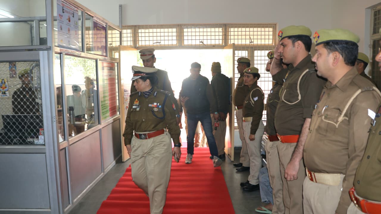 अपर पुलिस महानिदेशक आगरा जोन अनुपम कुलश्रेष्ठ ने पुलिस कार्यालय मथुरा के विभिन्न अनुभागो का वार्षिक निरीक्षण किया
