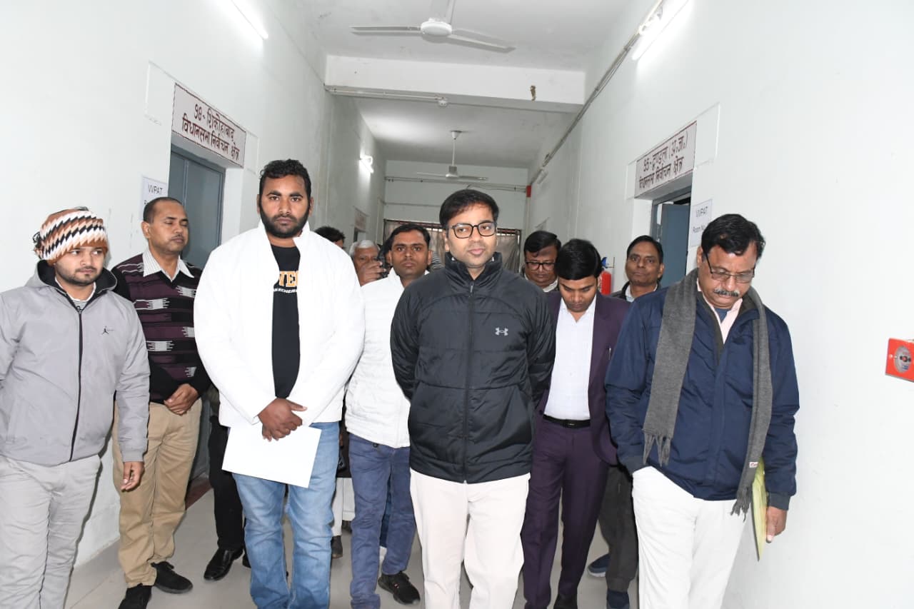 डीएम रमेश रंजन ने राजनैतिक दलों के प्रतिनिधियो के साथ ई0वी0 एम0 वेयर हाउस का त्रैमासिक निरीक्षण किया