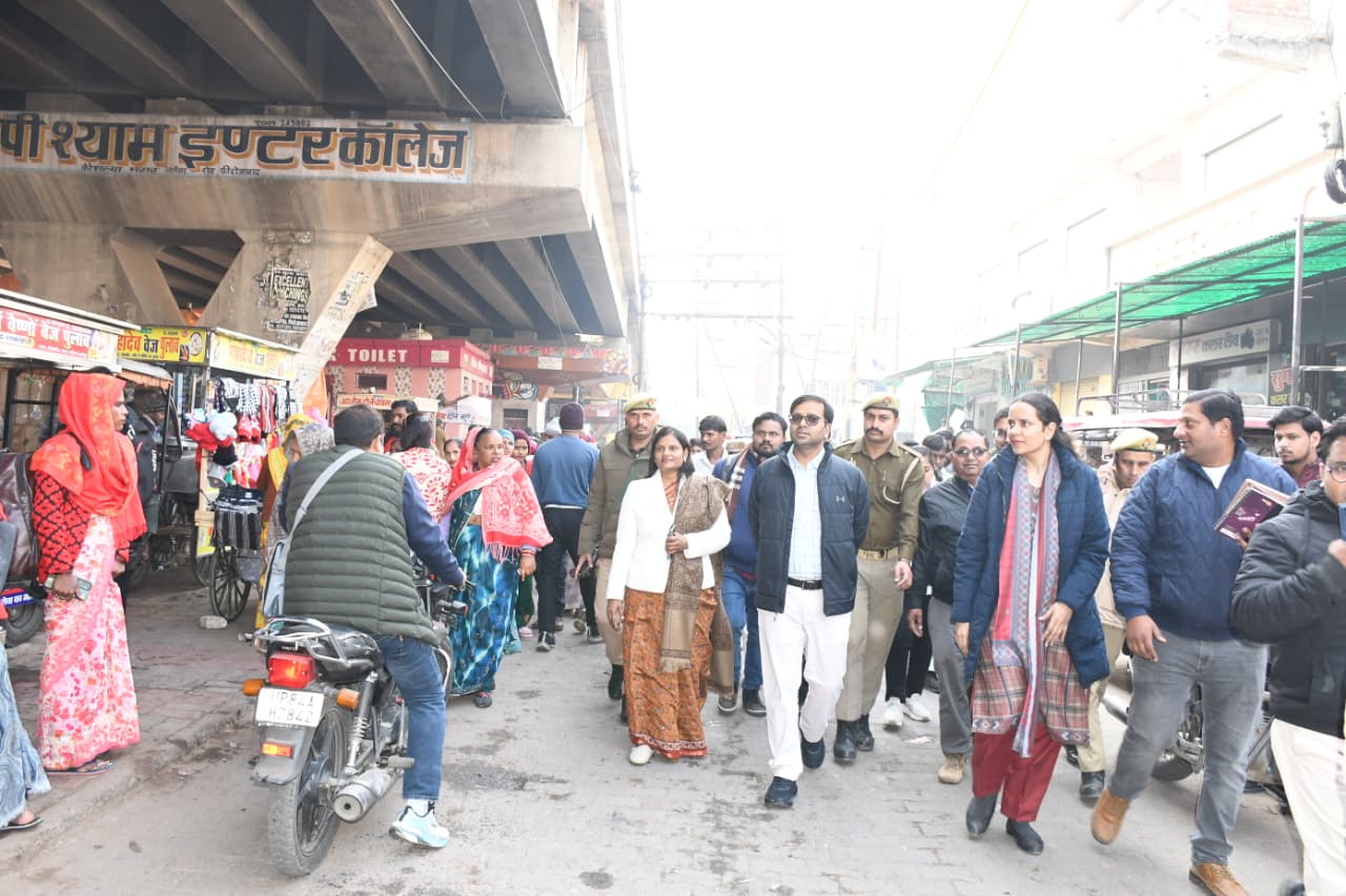 डीएम रमेश रंजन ने नगर आयुक्त गुंजन द्विवेदी और मेयर कामिनी राठौर के साथ नगर निगम द्वारा कराए जा रहे विभिन्न निर्माणाधीन कार्या एवं परियोजनाओ का निरीक्षण किया