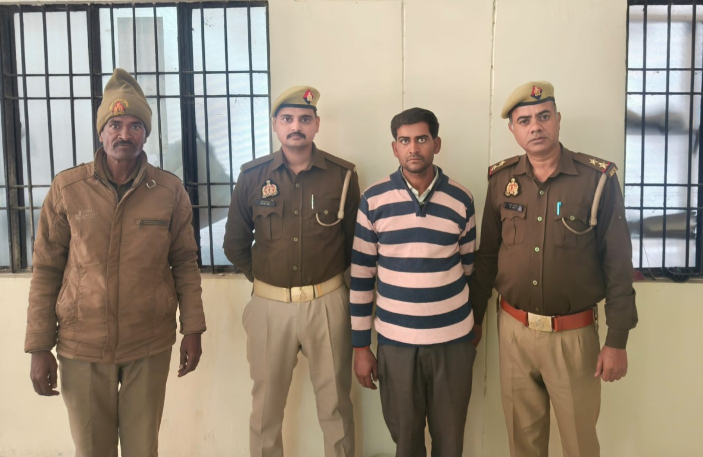 अरांव पुलिस टीम द्वारा 01 अभियुक्त को चोरी के भैंसा व 01 अवैध तमंचा सहित किया गिरफ्तार