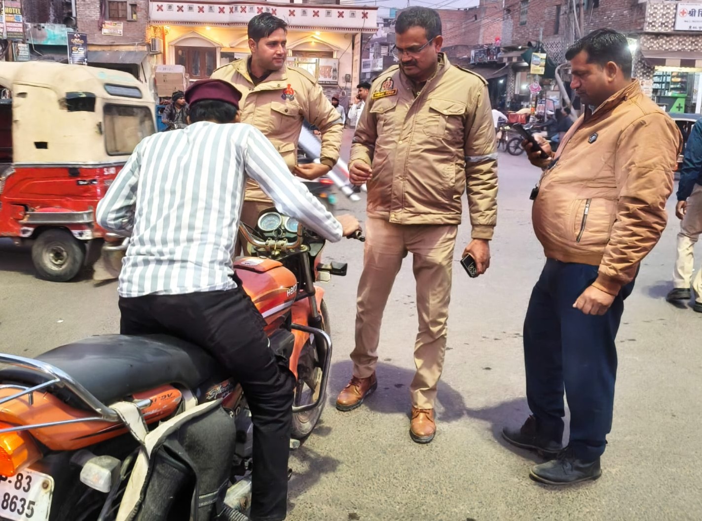 क्षेत्राधिकारी यातायात के नेतृत्व मे चलाया विशेष चैकिंग अभियान