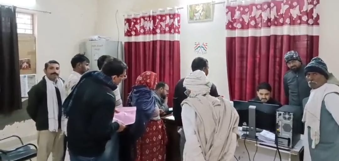 बिजली विभाग द्वारा गोवर्धन में लगाया जा रहा बिजली बिल राहत कैंप