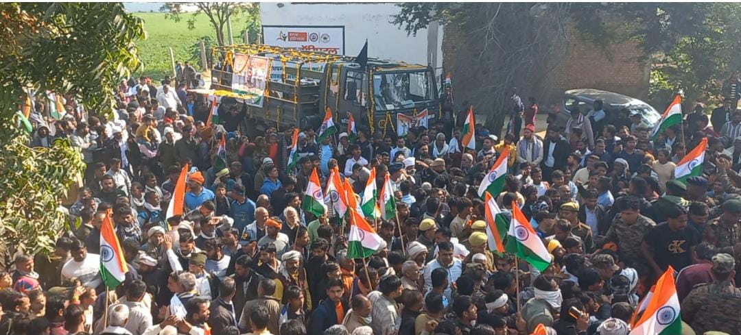 शव को तिरंगे में लपेटकर महुअन टोल से गांव लाया गया