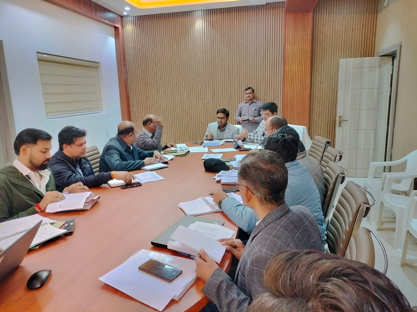 डीएम रमेश रंजन ने जल जीवन मिशन योजना में कार्य कें उपरांत क्षतिग्रस्त सडकों की मरम्मत हेतु समस्त जल जीवन मिशन के अधिकारियों और कार्यदायी संस्था के साथ एक बैठक की