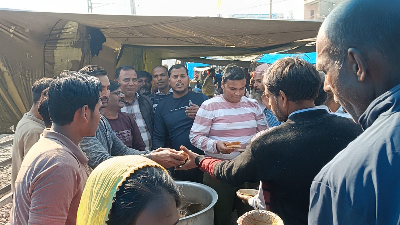सब्जी मंडी में हुआ भंडारे का आयोजन