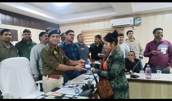 सर्विलांस / एसओजी टीम एवं जनपद पुलिस टीम द्वारा 111 गुम हुए मोबाइलों (अनुमानित कीमत करीब 18 लाख रुपये) को बरामद कर आवेदकों के सुपुर्द किया