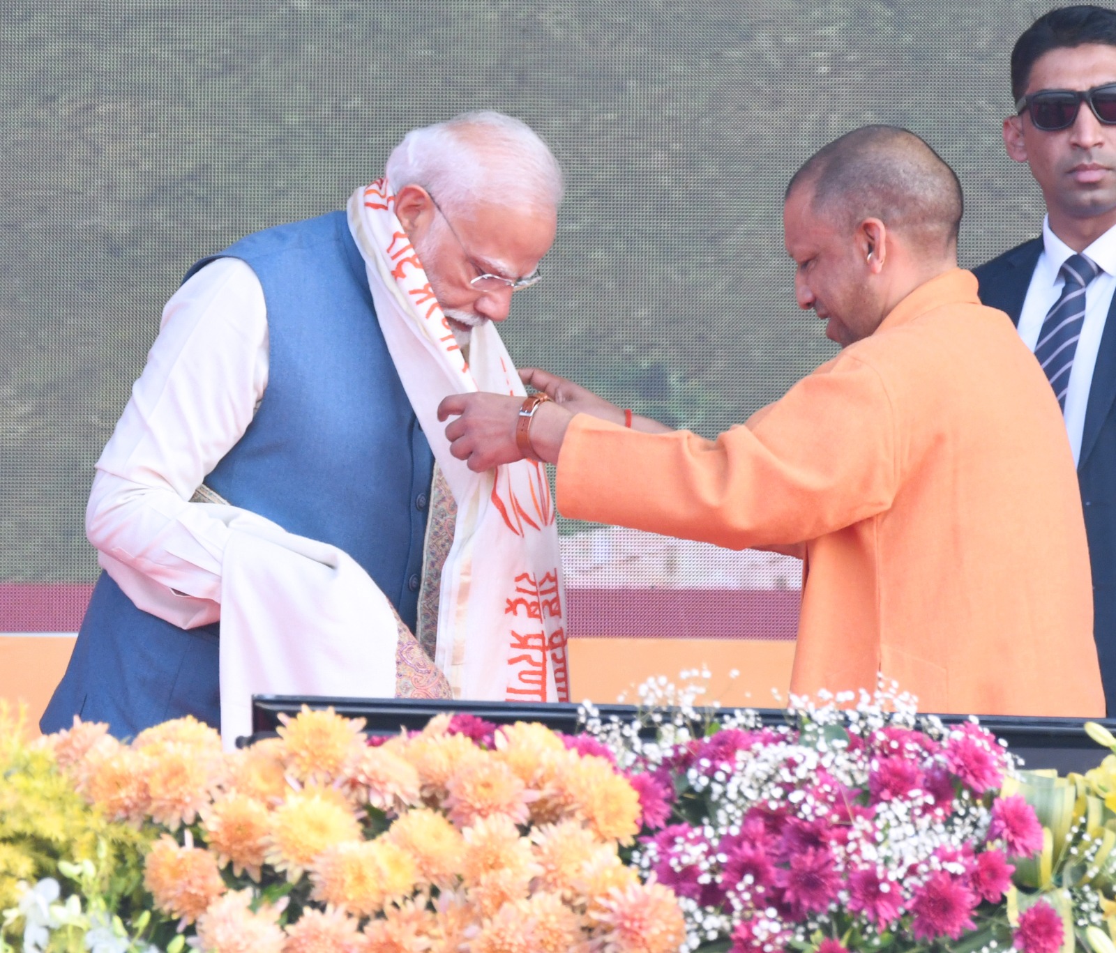 .. जब मंच से पीएम मोदी ने की सीएम योगी के कार्यों की प्रशंसा