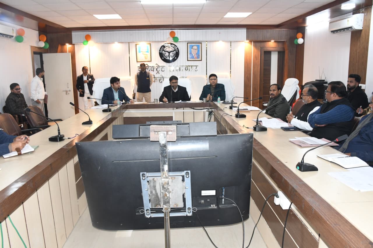 डीएम रमेश रंजन की अध्यक्षता मे कलेक्ट्रेट सभागार कक्ष में सभी राजनौतिक दलो के पदाधिकारियो के साथ बैठक