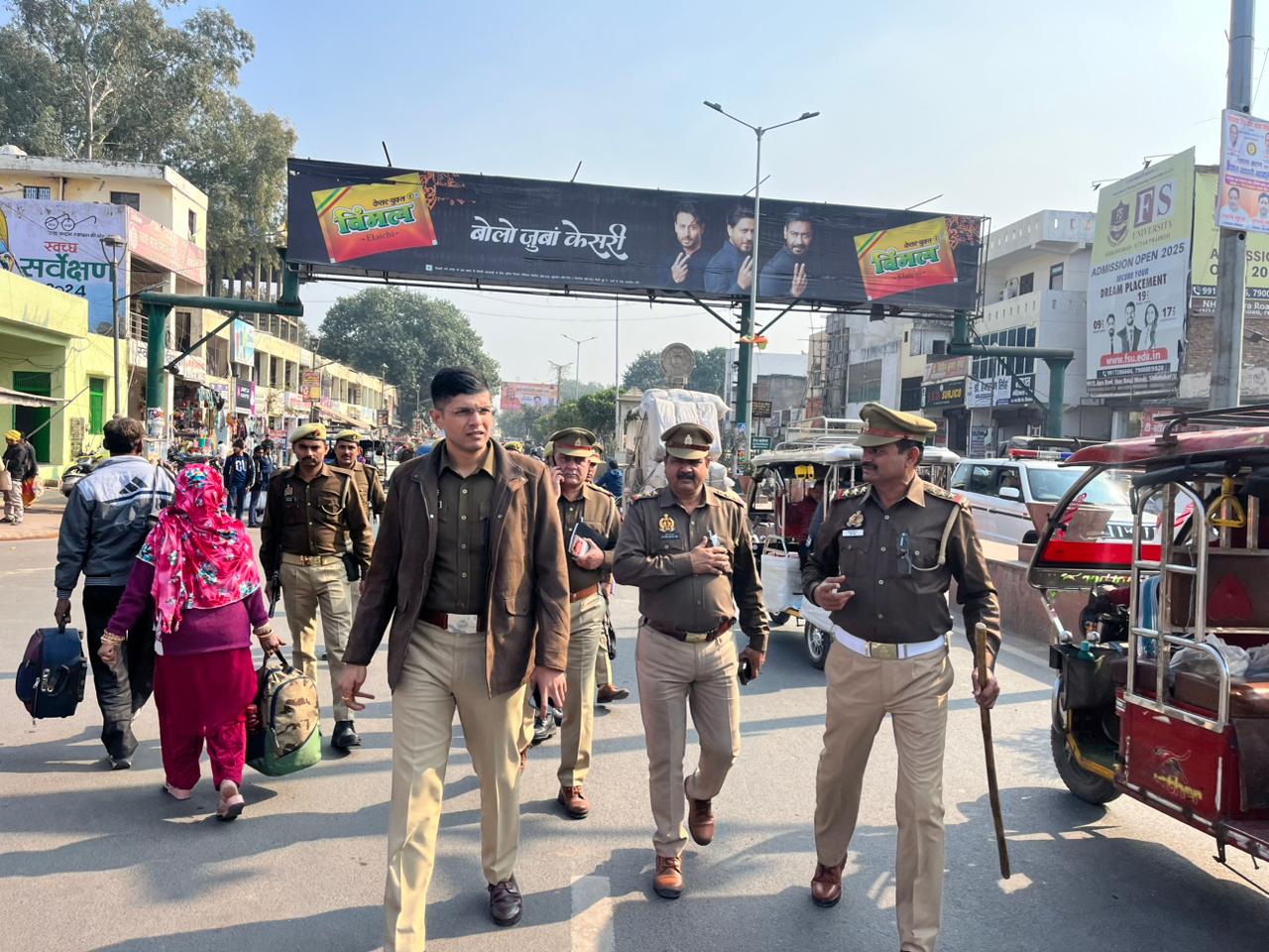 चाक चौबन्द कानून एवं सुरक्षा व्यवस्था के दृष्टिगत भारी पुलिस बल के साथ नगर क्षेत्रान्तर्गत पैदल गश्त एवं वाहनो की चैकिंग