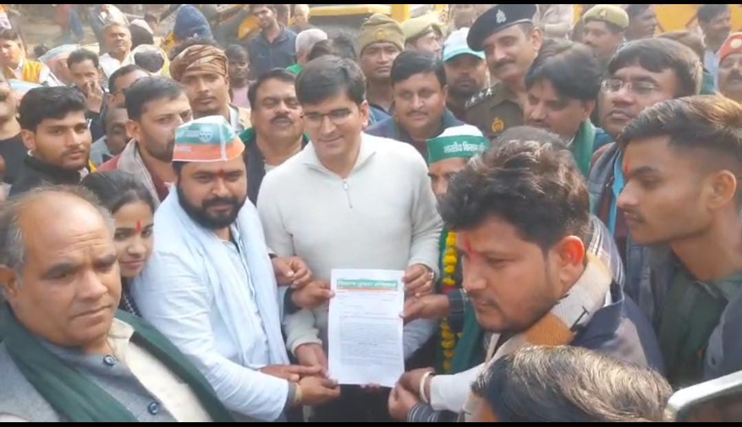 जमीन पर बैठकर एसडीएम एत्मादपुर सुमित सिंह ने सुनीं किसानों की समस्याएं, जल्द निस्तारण दिया आश्वासन