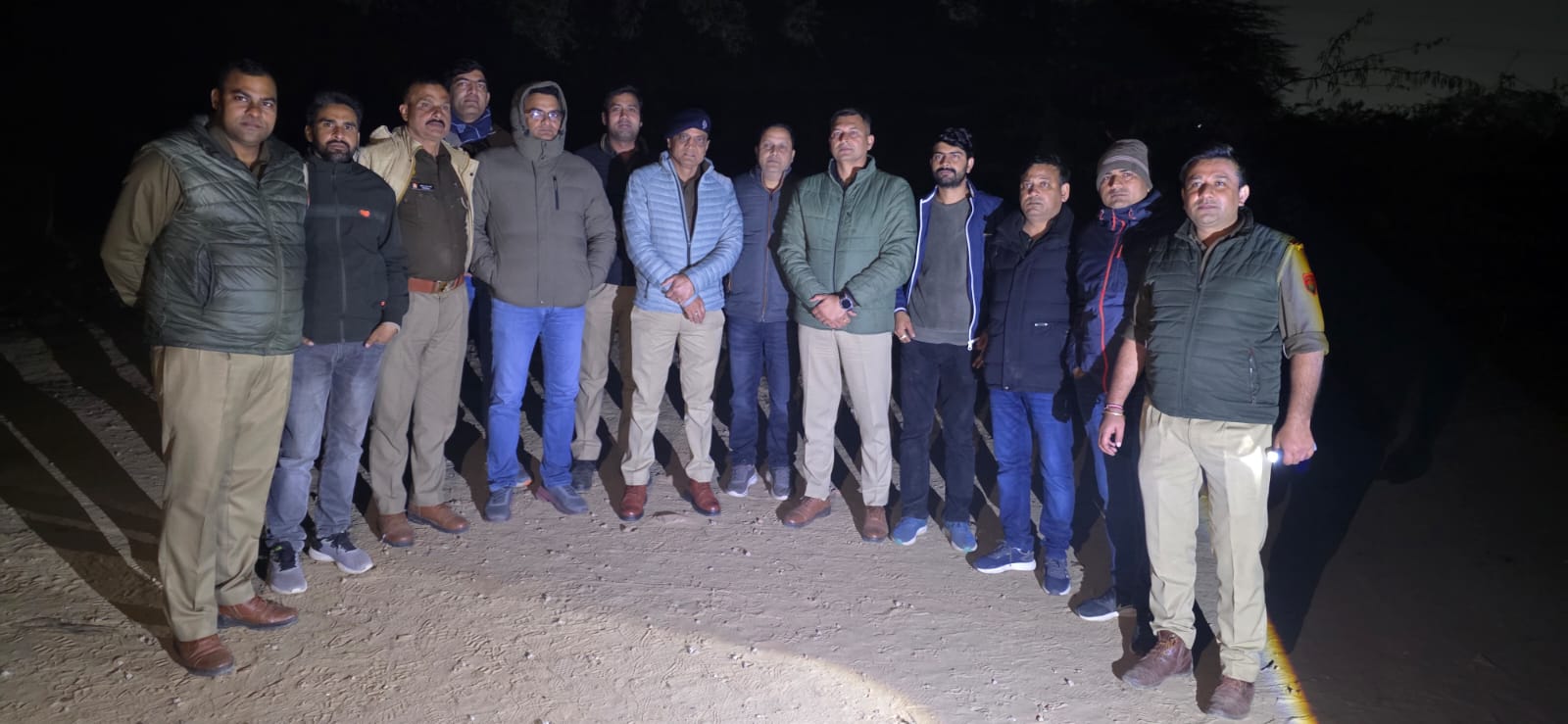 मथुरा पुलिस का लंगड़ा ऑपरेशन लगातार जारी, स्वाट टीम व सदर पुलिस द्वारा लूट मेँ वांछित चल रहे शातिर अपराधी को मुठभेड़ के दौरान पैर मेँ लगी गोली