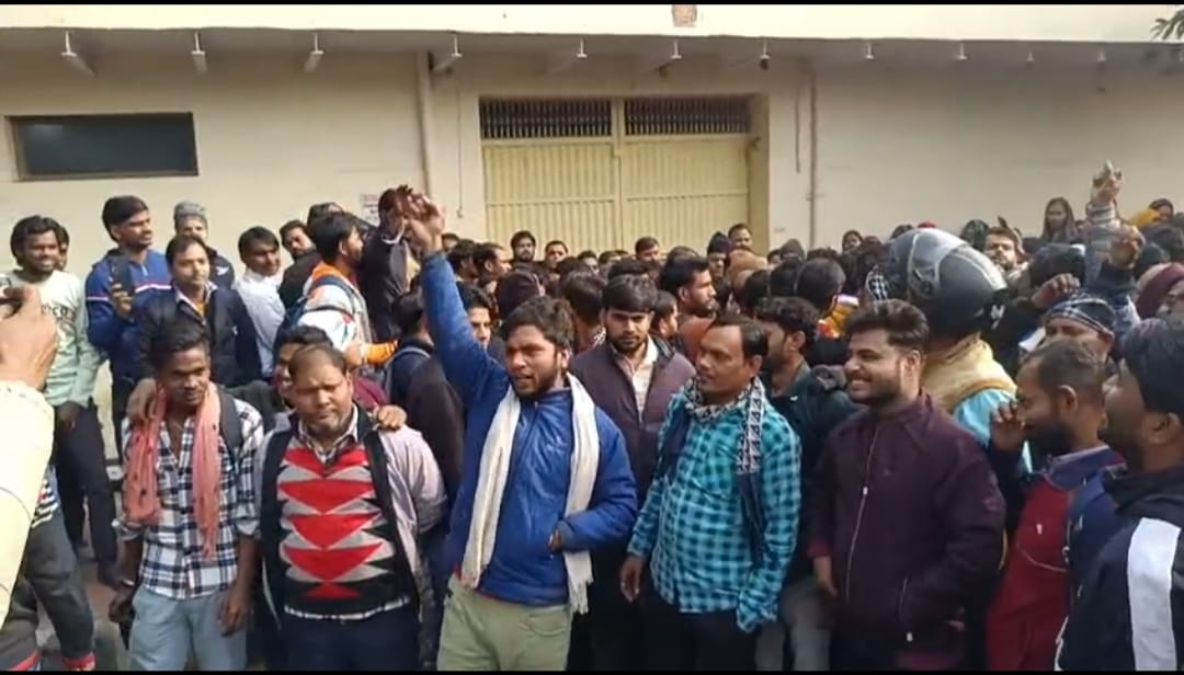 स्वीटी सुपारी फैक्ट्री के कर्मचारियों ने किया प्रदर्शन, लंबे समय से PF नहीं मिलने को लेकर स्वीटी सुपारी फैक्ट्री के सैकड़ों कर्मचारी धरने पर बैठे