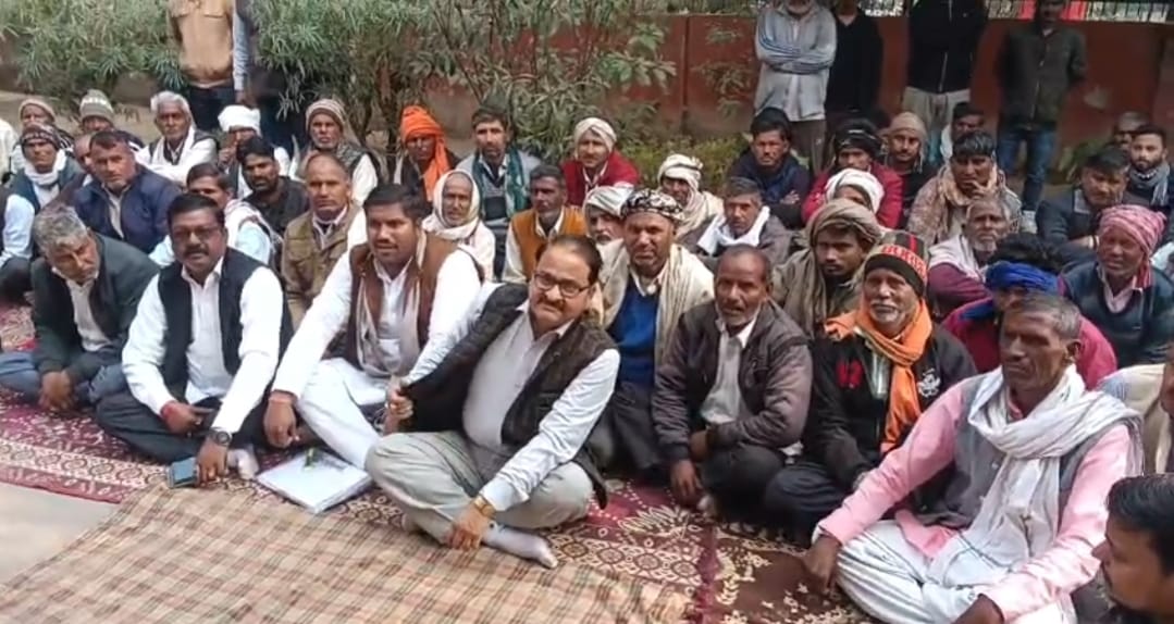 SIR के मामले में जिला अधिकारी कार्यालय पर ग्रामीणों ने किया प्रदर्श