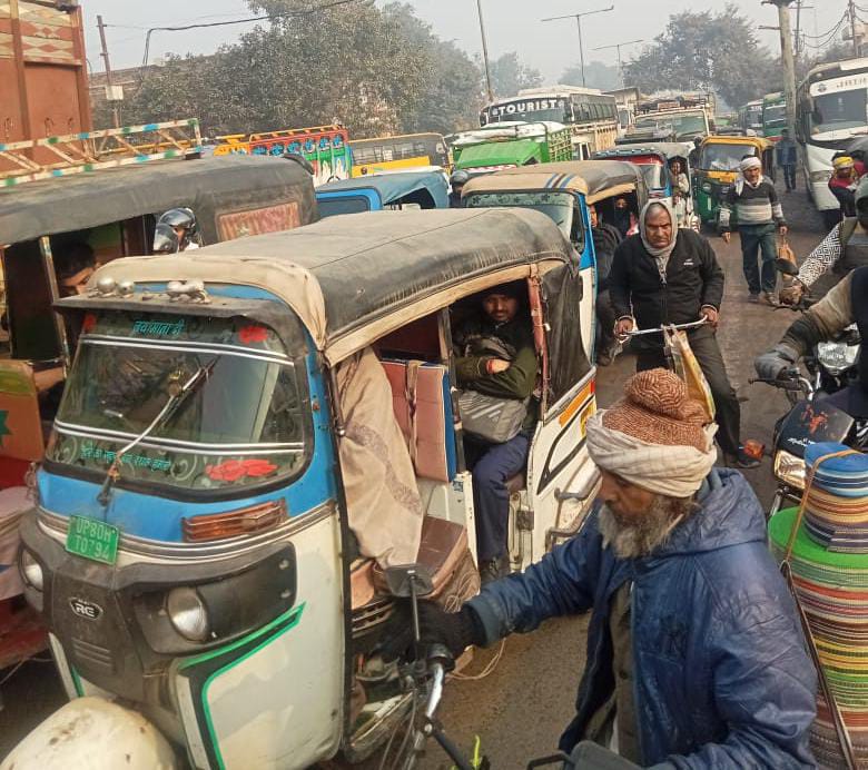 रामबाग में प्रशासन की नाक के नीचे बेखौफ अवैध वसूली का काला खेल, डग्गेमार बसों और लाल ऑटो ने शहर की रफ्तार को लगाया ब्रेक