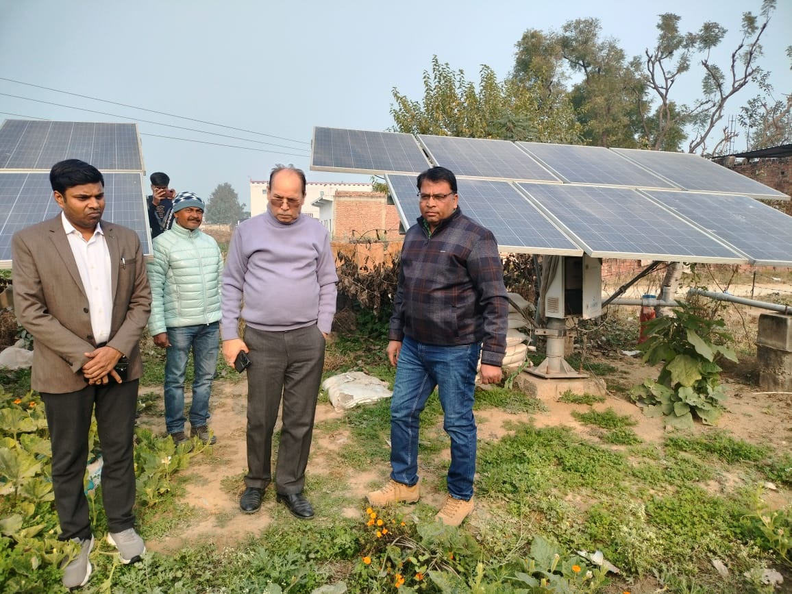 कृषि निदेशक उ0 प्र0 डॉ पंकज त्रिपाठी द्वारा प्रगतिशील कृषक सौदान सिंह के यहाँ पर "आत्मा योजना "अंतर्गत गेहूँ फॉर्म स्कूल का निरीक्षण किया
