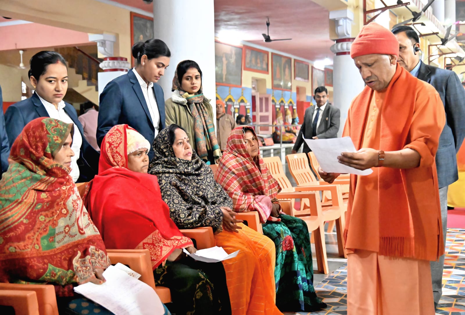 गोरखनाथ मंदिर में मुख्यमंत्री ने किया जनता दर्शन का आयोजन, करीब 150 लोगों से मुलाकात कर सुनीं समस्याएं