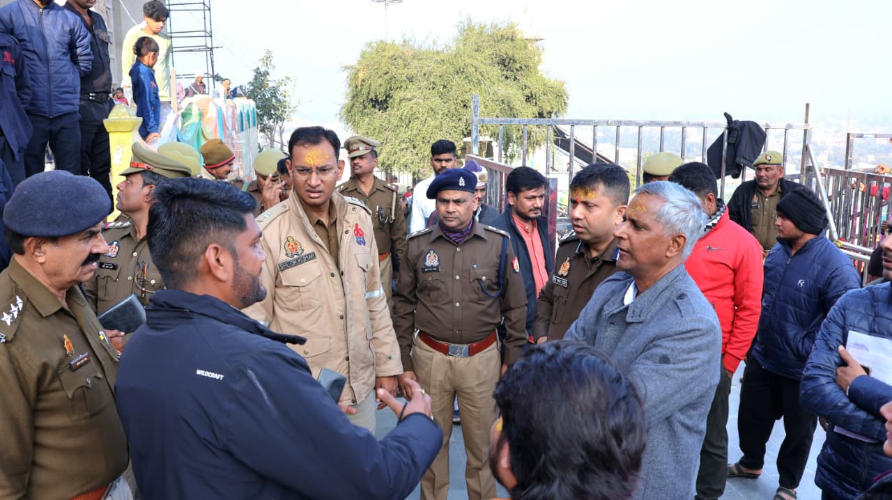 मण्डलायुक्त व डीआईजी सहित पुलिस कप्तान ने राधारानी मंदिर की व्यवस्थाओं का किया निरिक्षण