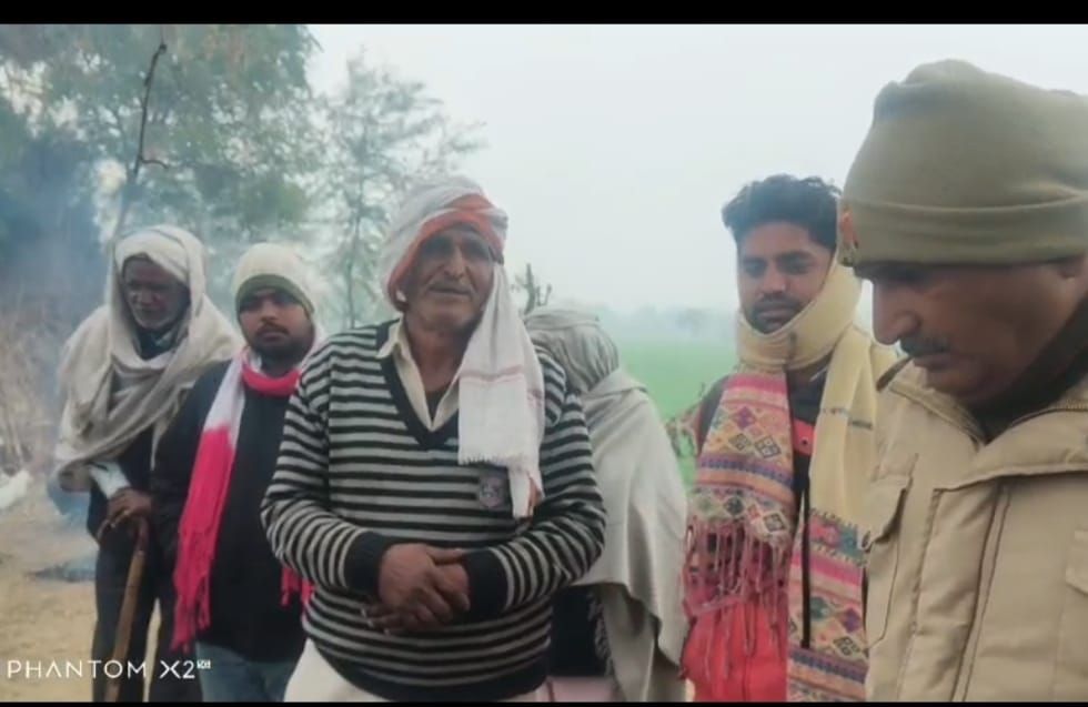 खेत पर सोने वाले किसान की झोपडी मे असमाजिक तत्वों ने लगाई आग