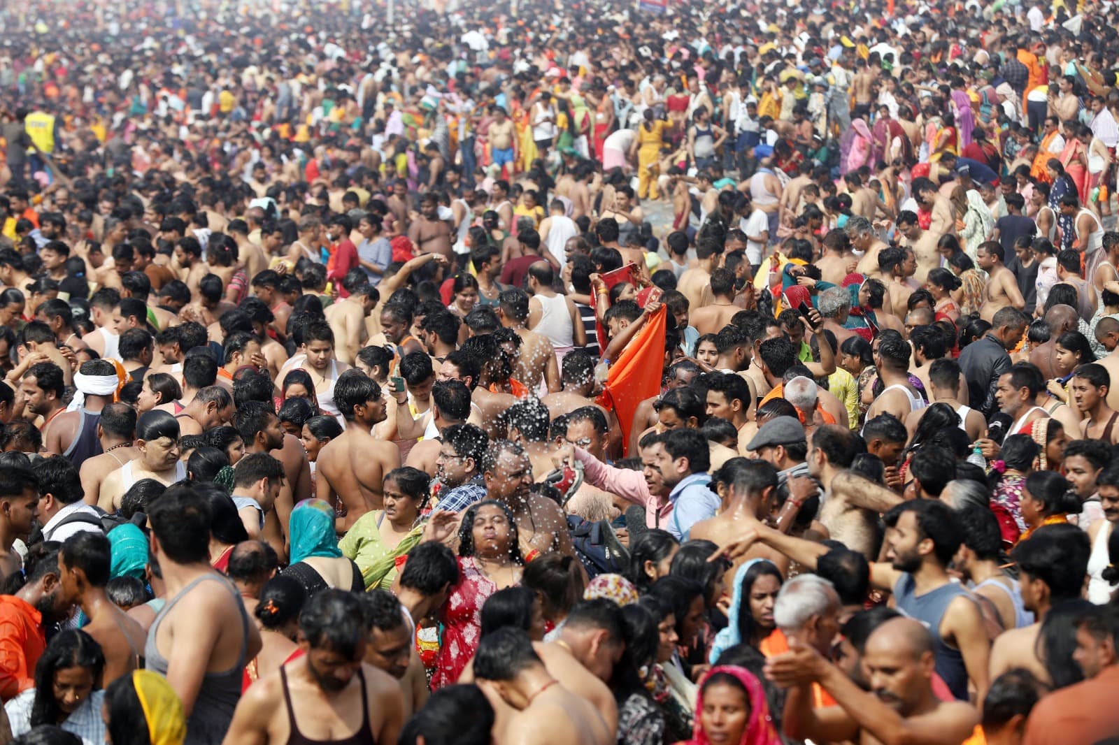 नए साल पर युवाओं में धार्मिक पर्यटन का बढ़ा रुझान, काशी, मथुरा, अयोध्या में लाखों की संख्या में पहुंच रहे युवा