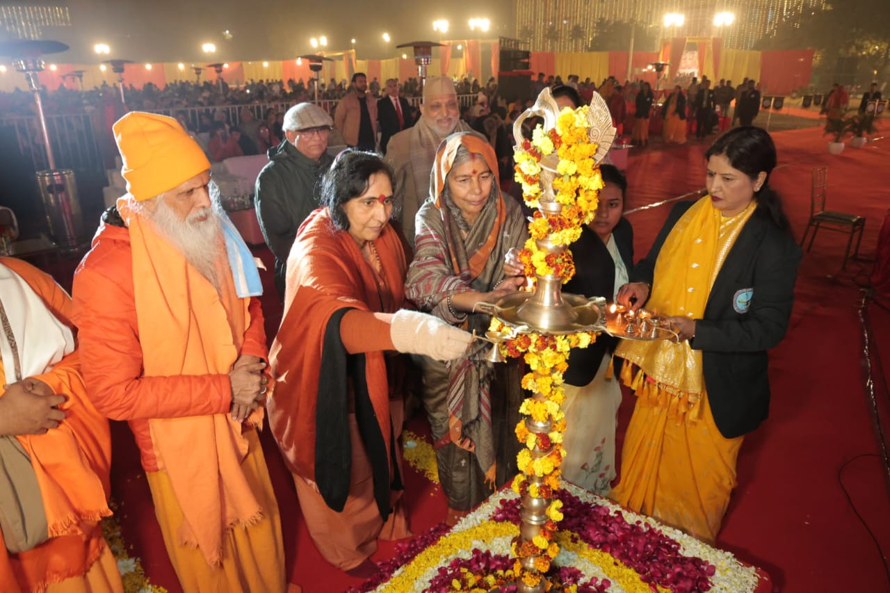 वात्सल्य ग्राम वृन्दावन में "वात्सल्य महोत्सव" में नेत्र परीक्षण एवं स्वैच्छिक रक्तदान शिविर लगाया